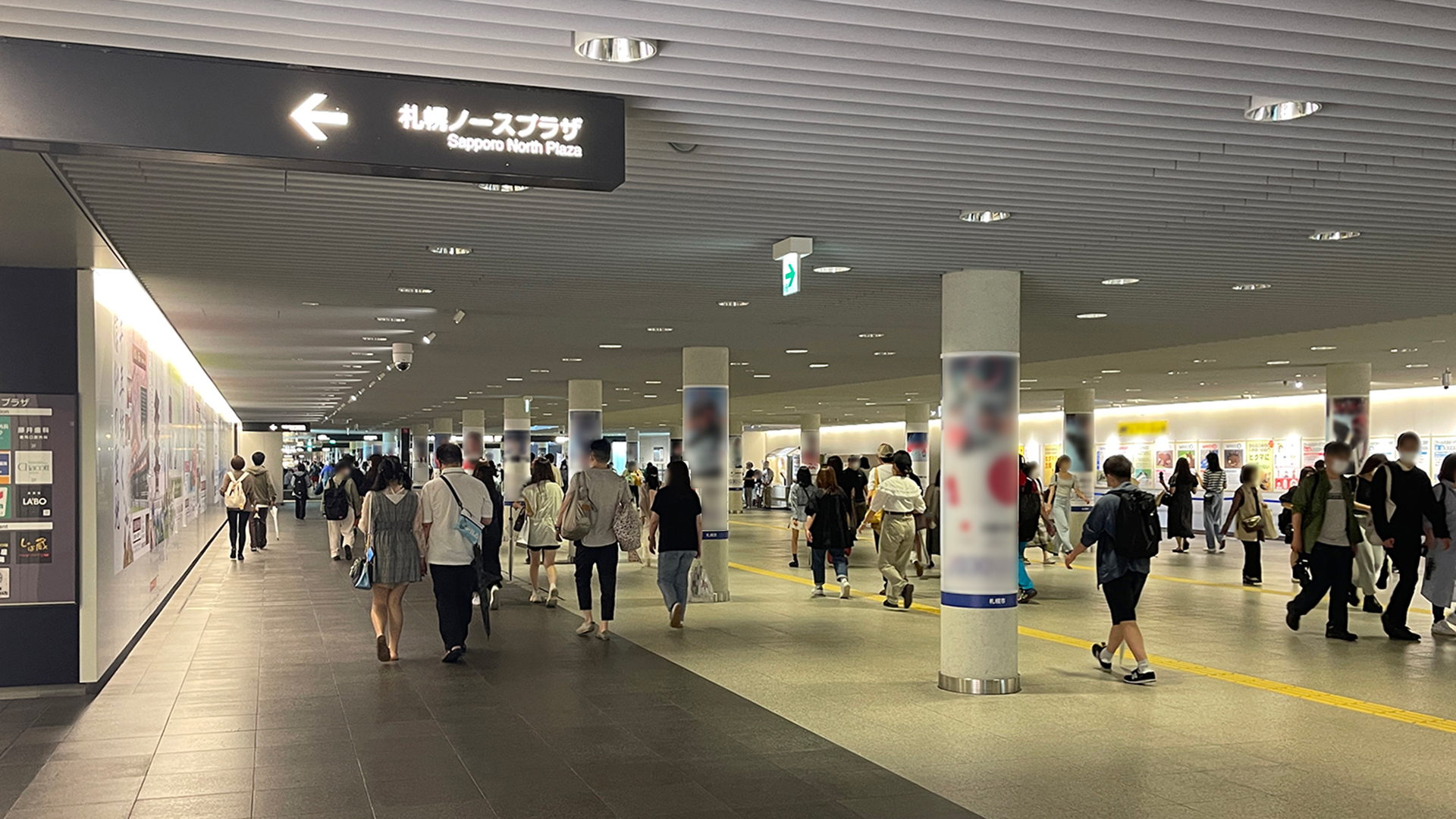 地下歩行空間柱まき広告